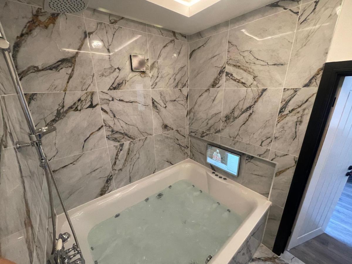 Residency Luxury Seafront Hotel Blackpool Bagian luar foto